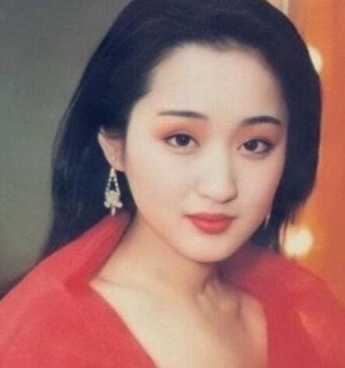 明星网红杨钰莹简介视频,甜歌皇后，魅力四射的网红传奇
